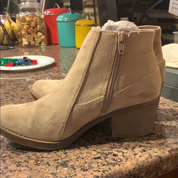 Taupe/Tan Ankle Booties w/ Fringe - Picture 6 of 6